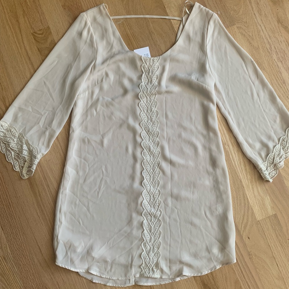 New ASTR blouse top beige sz XS embroidered laced sleeves